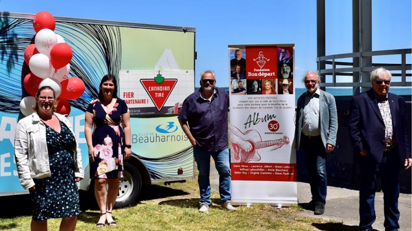 À l’annonce de la nouvelle de la mise en marché du CD à l’occasion du 30e anniversaire de la Fondation Bon Départ et du déploiement de la Caravane des Arts à Beauharnois, on retrouvait, dans l’ordre habituel : Mme Karine Boucher, directrice générale de la Halte Familiale à Beauharnois, Mme Anne Bouthillier, Chef de division – Culture et vie communautaire à la Ville de Beauharnois, l’artiste et chanteur Denis Miron, M. Bruno Tremblay, Maire de Beauharnois et M. Michel Choinière, propriétaire du magasin Canadian Tire de Salaberry-de-Valleyfield.