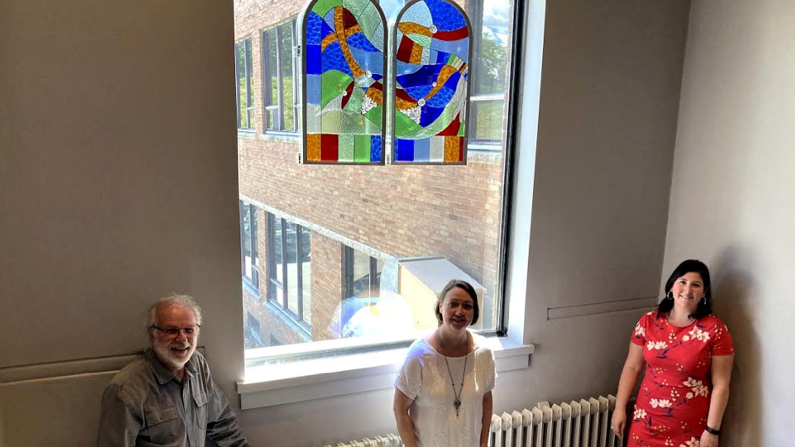 Bruno Tremblay, maire de Beauharnois, Mélanie Mallette, créatrice de l’œuvre et Anne Bouthillier, chef de division – culture et vie communautaire ont pris la pause devant la création originale 


