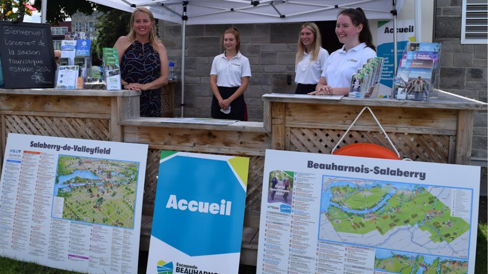 Mme Chantal Dostie, Coordonnatrice à la promotion régionale à la MRC de Beauharnois-Salaberry, pose ici fièrement en présence des préposées à l’accueil Catherine Graham-Numinville, Sandrine Thominet et Maude Simard 