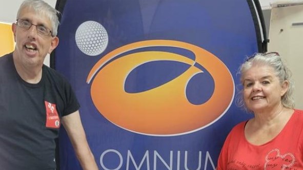 Johanne Leduc de l'organisme prend la pose avec un des membres afin de célébrer le récent don de l'Omnium C'est beau la Vie!