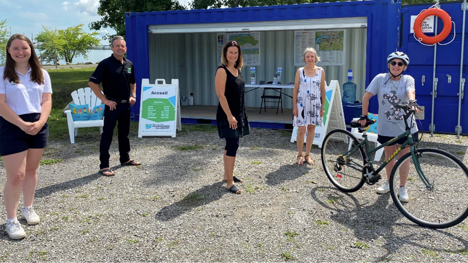 La mairesse Caroline Huot et les conseillers municipaux Jean-François Gendron et Louise Théoret ont inauguré et visité le nouveau poste d'information touristique à la Halte des Plaisanciers plus tôt cet été 