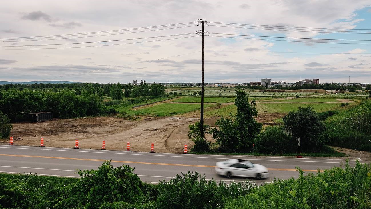Site du futur hôpital de Vaudreuil-Soulanges où des bâtiments de ferme ont été démoli pour laisser place la route d'entrée du complexe.