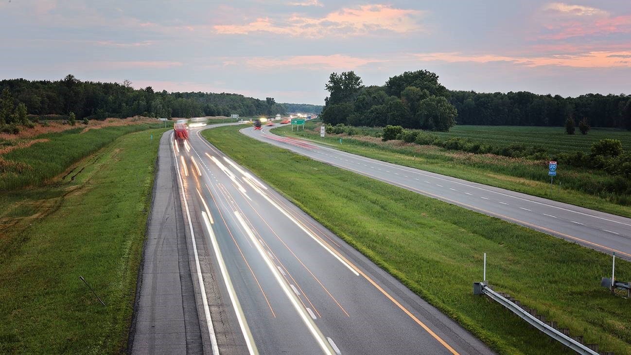 Prise du vue de l'autoroute 20 direction Rivière-Beaudette sur un viaduc à Saint-Zotique au coucher du soleil.