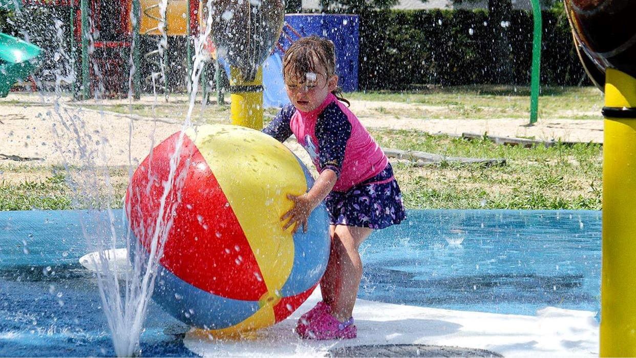 Coralie s'amusant avec un ballon à Saint-Clet lors de la canicule.