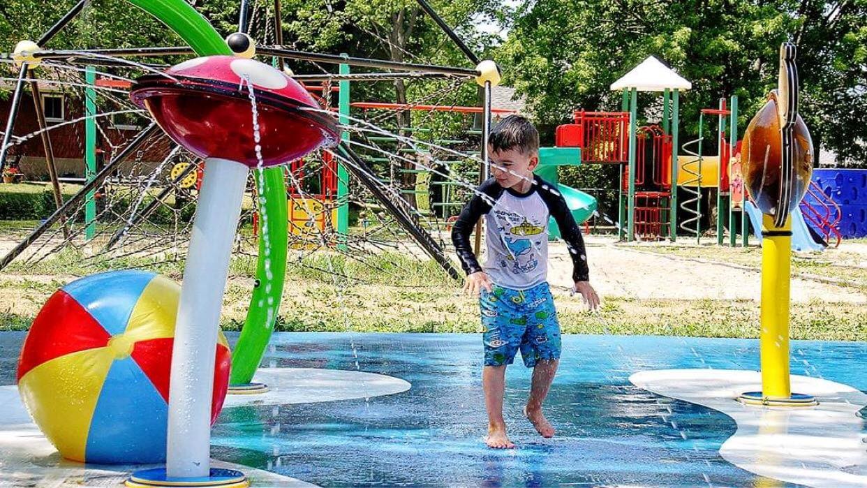 Le petit Nathan profitant des jeux d'eau à Saint-Clet lors de la canicule qui a frappée la région à la fin du mois de juin.