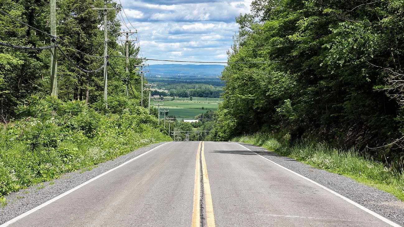 Route 325 au niveau du mont Rigaud offrant une vue sur la région.