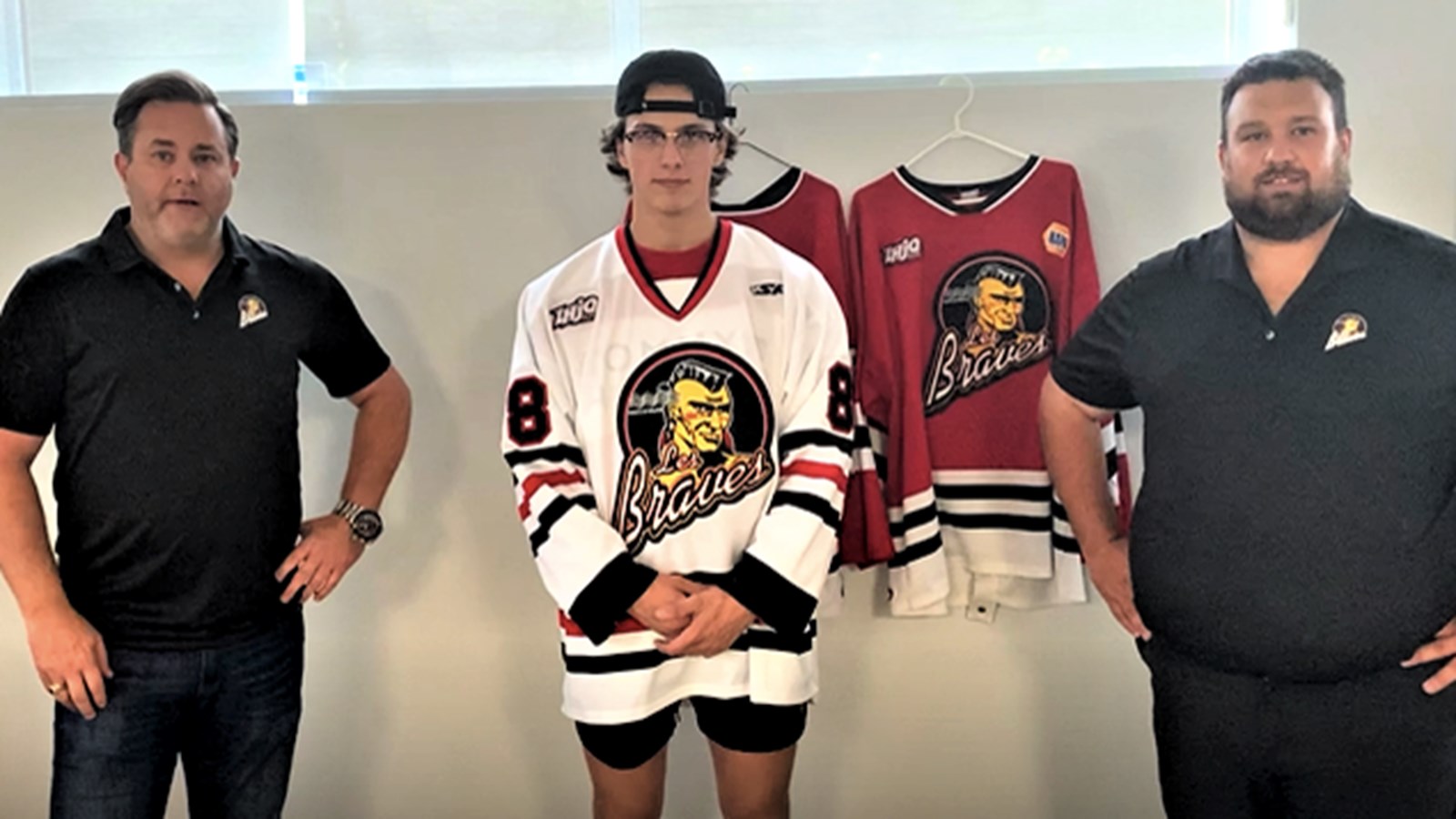 Le défenseur Benjamin Leblanc entouré de Stéphane Scotto, copropriétaire des Braves de Valleyfield, et David Rochon, entraîneur-chef\directeur gérant