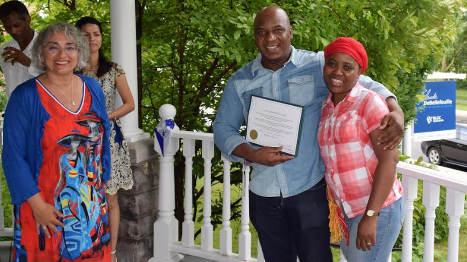 Claude DeBellefeuille avec Atsé Cyrille Maurice Seka de la Côte-d’Ivoire fier résident de Salaberry-de-Valleyfield avec sa femme résidente permanente, Karidia Kone