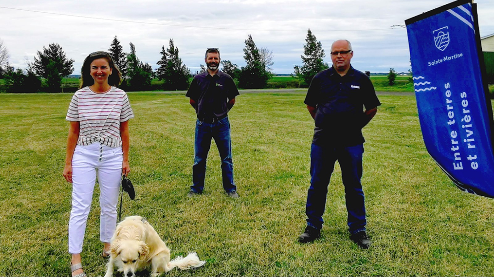 Sur la photo, de gauche à droite, on retrouve: Maude Laberge, mairesse de la Municipalité, Jack, futur utilisateur du parc à chiens, Jean-Sébastien Leblanc, directeur général chez Uniag Coopérative et Serge Gervais, gérant de la succursale de Sainte-Martine