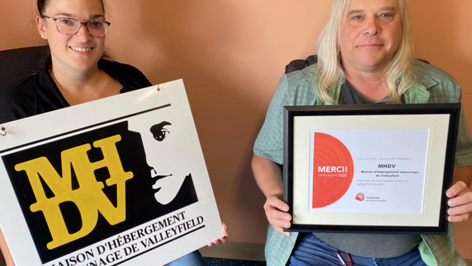 Le directeur général de la Maison d'hébergement dépannage de Valleyfield, André Couillard et Marilou Carrier ont reçu le prix remis par Centraide Sud-Ouest au cours des derniers jours