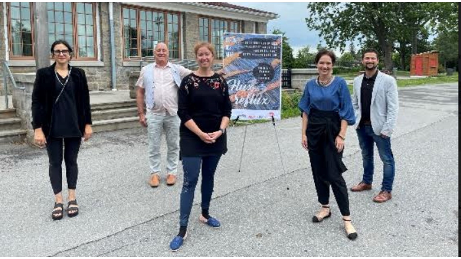 La présidente d'honneur du Festival des arts 2021, Tina Struthers (en bleu) prend la pose avec la directrice générale du MUSO, Marie-France Lirette, avec la coodonnatrice de l'événement, Émilie Fortier et avec les représentants de la Ville de Salaberry-de-Valleyfield, Pierre Crépeau et le maire Miguel Lemieux
