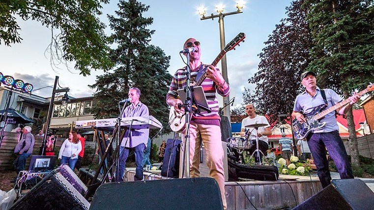 Le groupe Elie and the Velvets en performance à Sainte-Anne-de-Bellevue