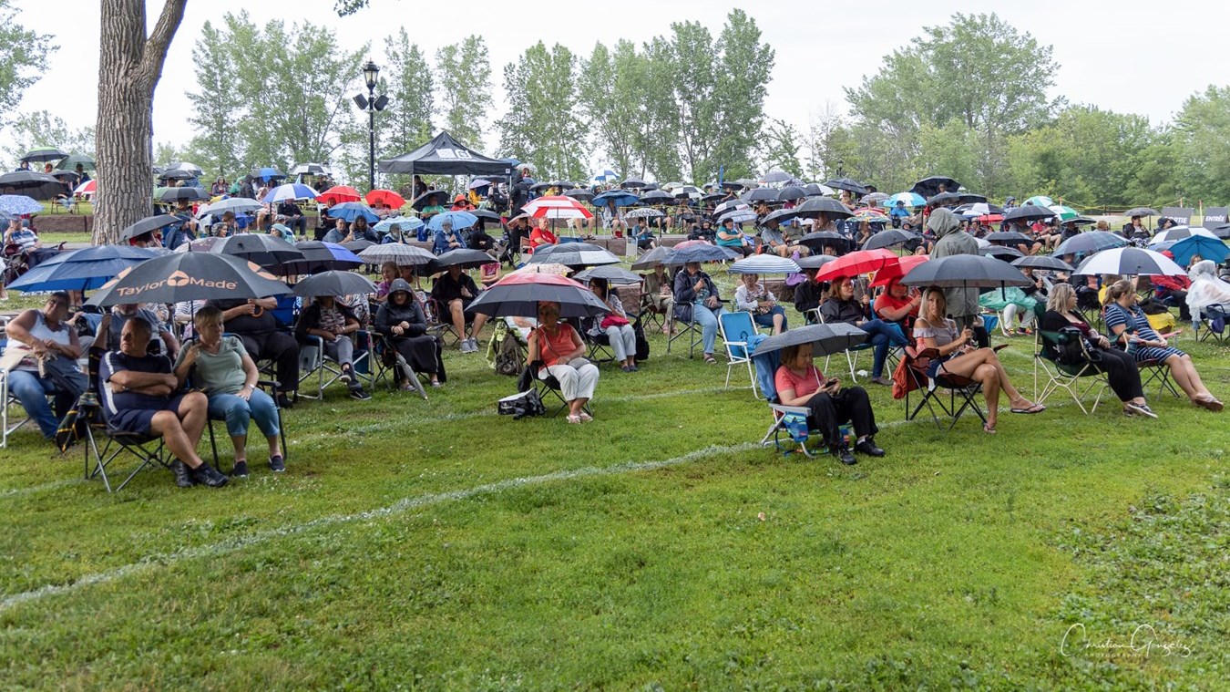 Étienne Drapeau fait danser les spectateurs...sous la pluie