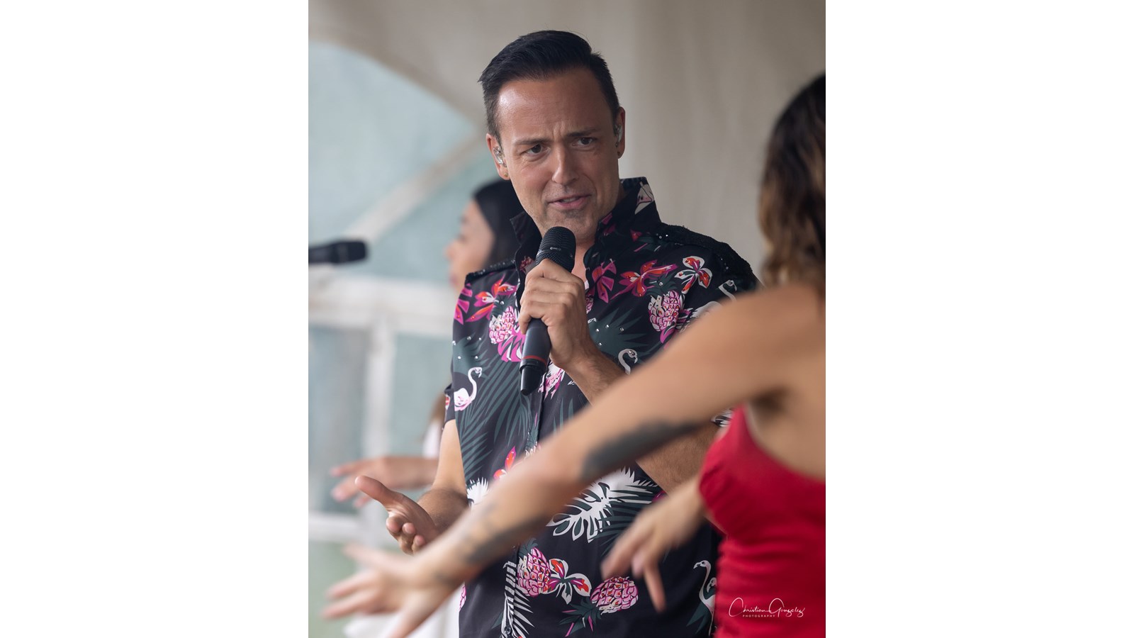 Étienne Drapeau fait danser les spectateurs...sous la pluie
