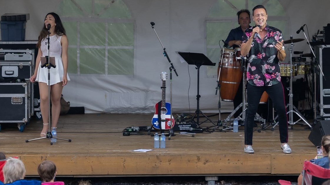 Étienne Drapeau fait danser les spectateurs...sous la pluie