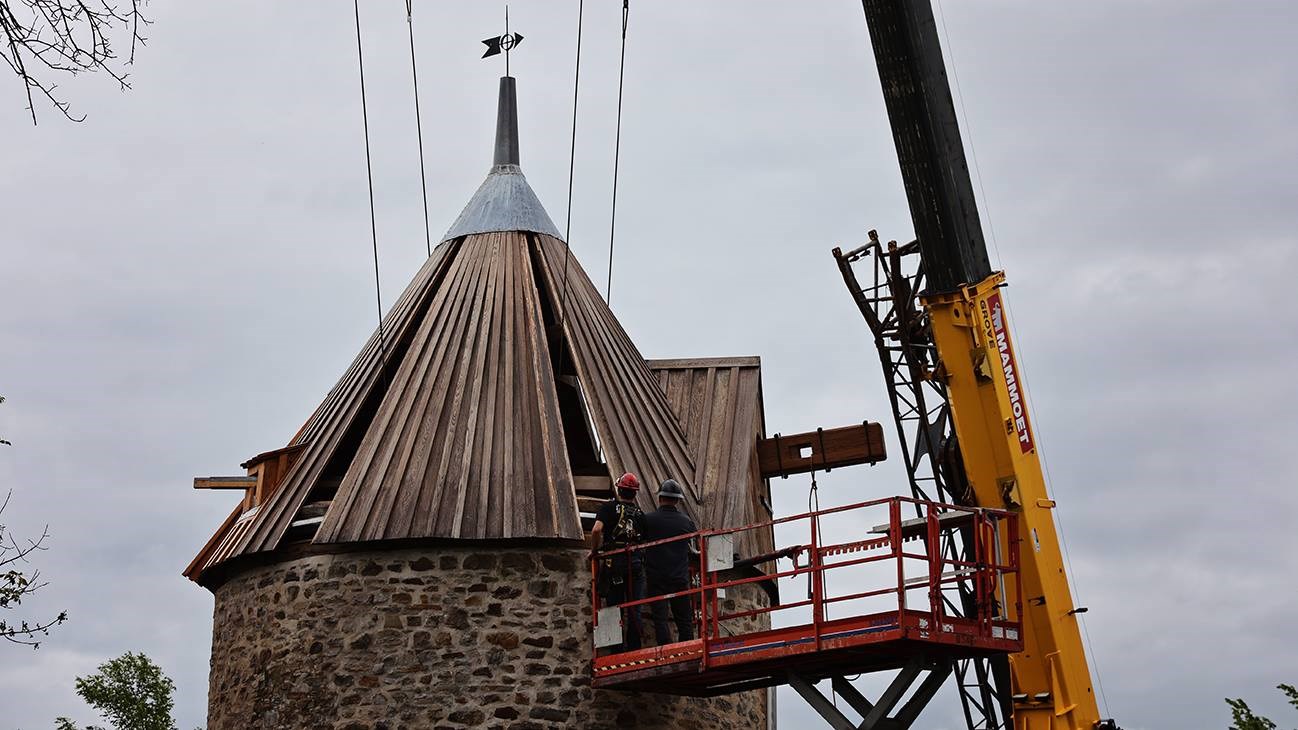 Le moulin de la Pointe-du-Moulin retrouve enfin son toit