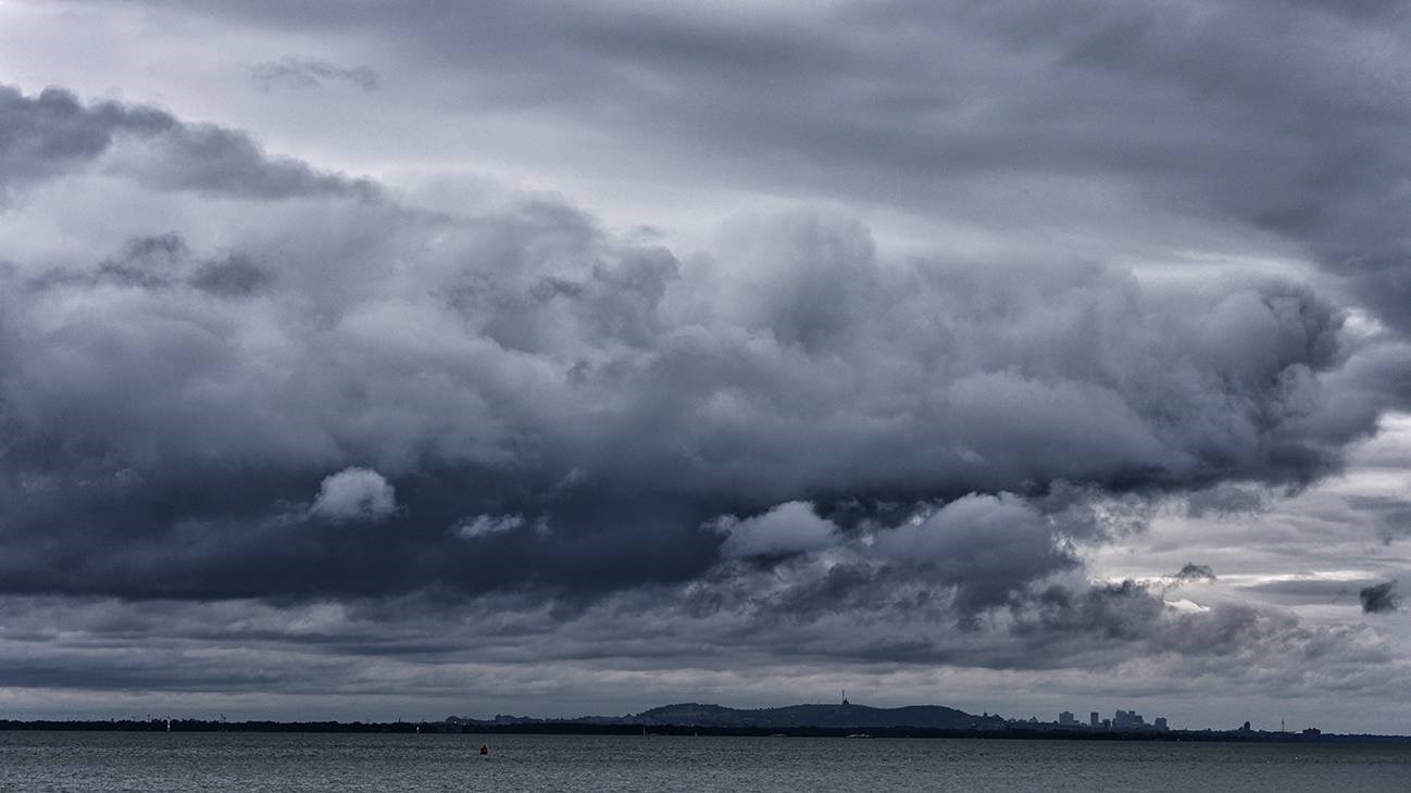 Ciel noir annoncant des orages au-dessus du lac Saint-Louis à Notre-Dame-de-L'Île-Perrot.