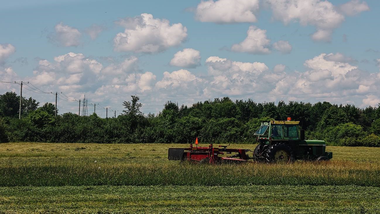 Un cultivateur à l'oeuvre dans un champ de la municipalité de Les Cèdres.