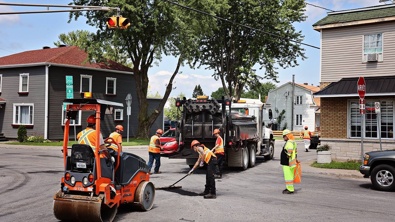 Travaux d'asphaltage en cours à Saint-Clet