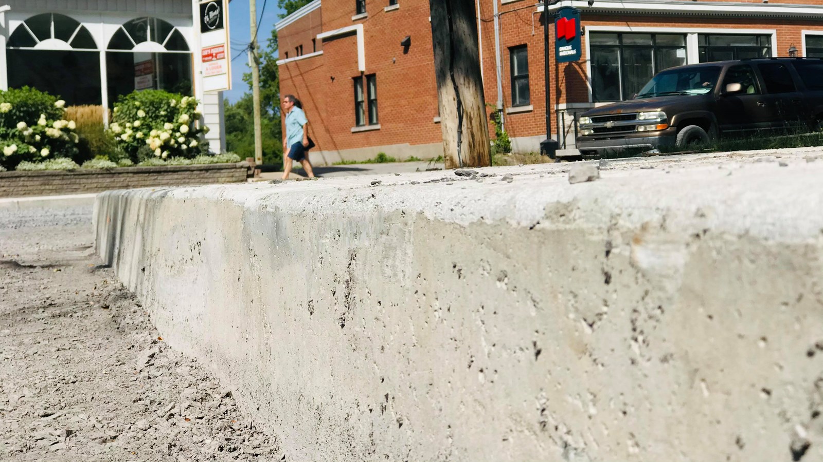 Une dernière couche d’asphalte en deux temps sur la rue Main à Hudson