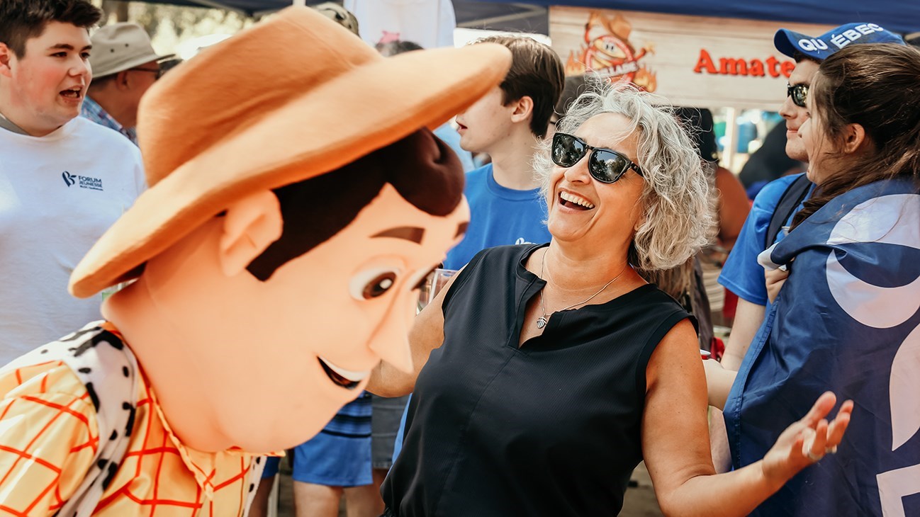 La députée sortante de Salaberry-Suroît, Claude DeBellefeuille, prenant du bon temps au Festival régional de la grillade de Saint-Zotique.