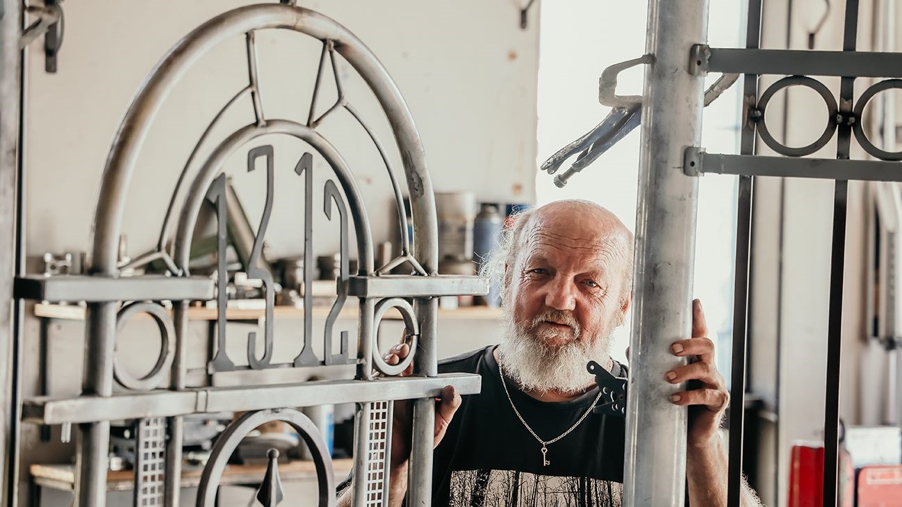 Gérard Dostie, dénommé le « patenteux » de Saint-Polycarpe, dont Néomédia a consacré un article, montrant fièrement sa future clôture dans son atelier.