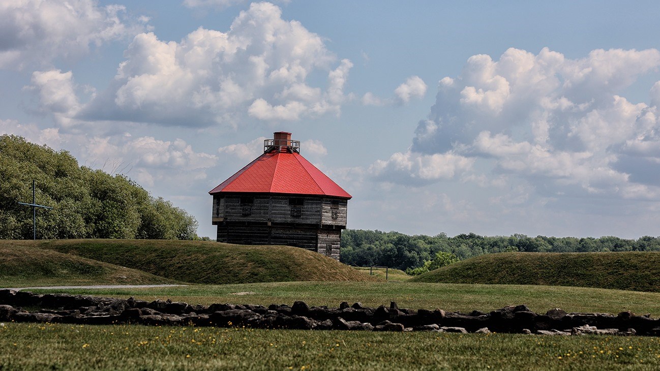 Le majestueux Blockhaus du lieu historique national de Coteau-du-Lac.