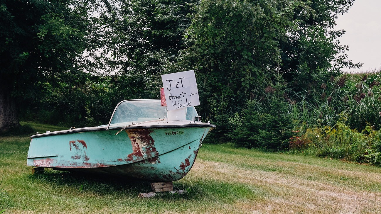 À qui la chance? Bateau à vendre vu à Saint-Zotique, à un jet de pierre de la municipalité de Saint-Polycarpe.