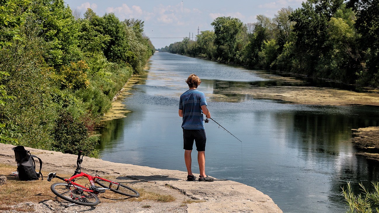 Un jeune pêcheur à Les Cèdres sur le canal de Soulanges.