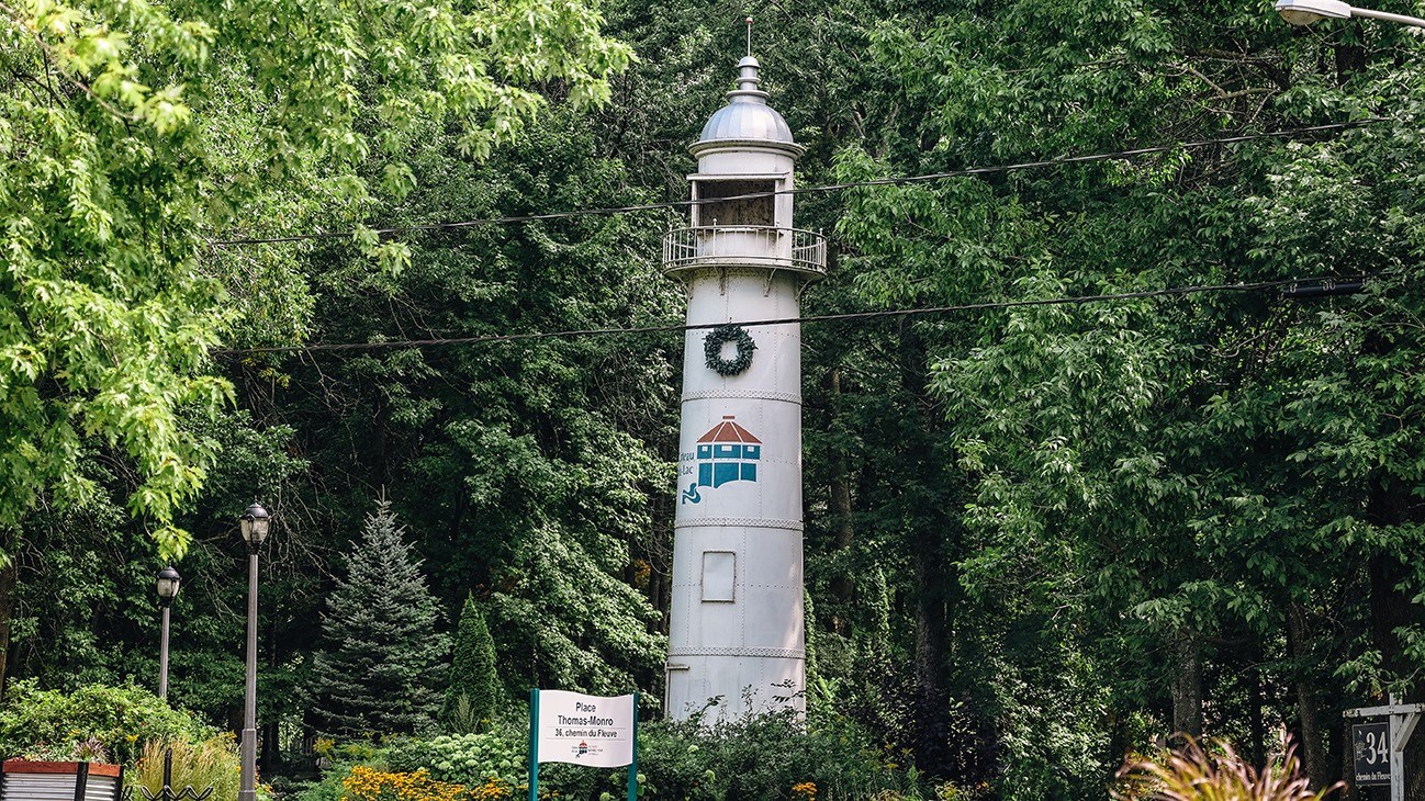 Ancien phare de Les Coteaux, à l'embouchure ouest du canal de Soulanges.