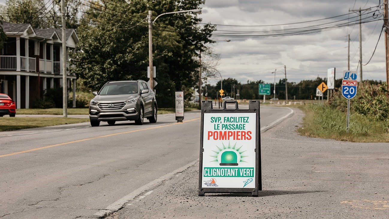 Affiche de sensibilisation sur le nouvel outil des pompiers à l'entrée de la Ville de Saint-Zotique.