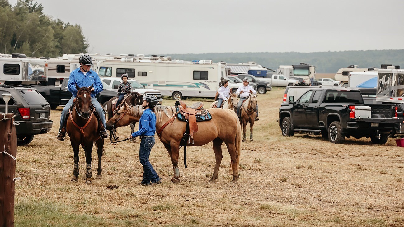 Compétition de gymkhana à Sainte-Justine-de-Newton, où les concurrents préparents leurs chevaux avant d'entrée dans l'arène.