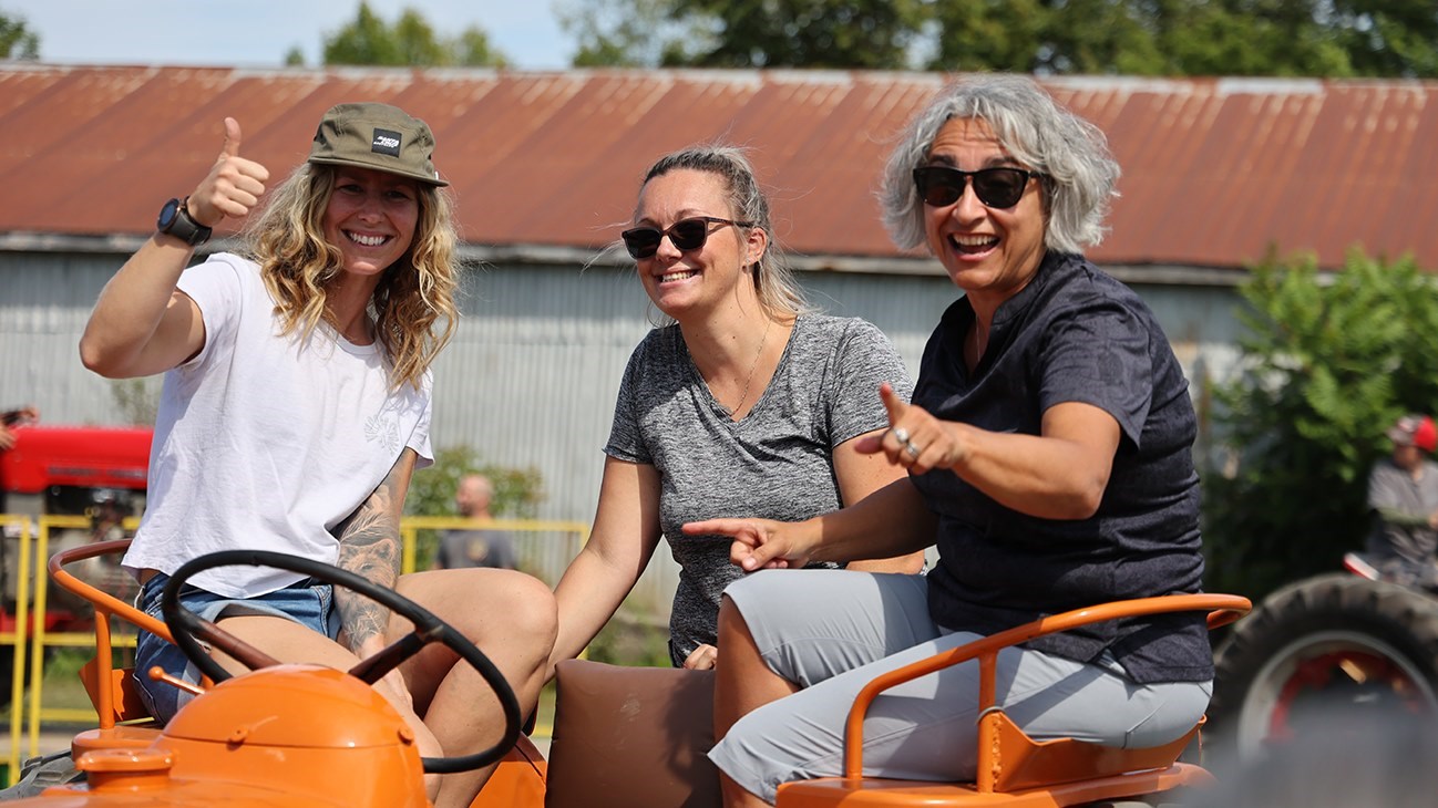 Joannie, Cynthia et la députée fédérale sortante de Salaberry-Suroît, Claude DeBellefeuille.