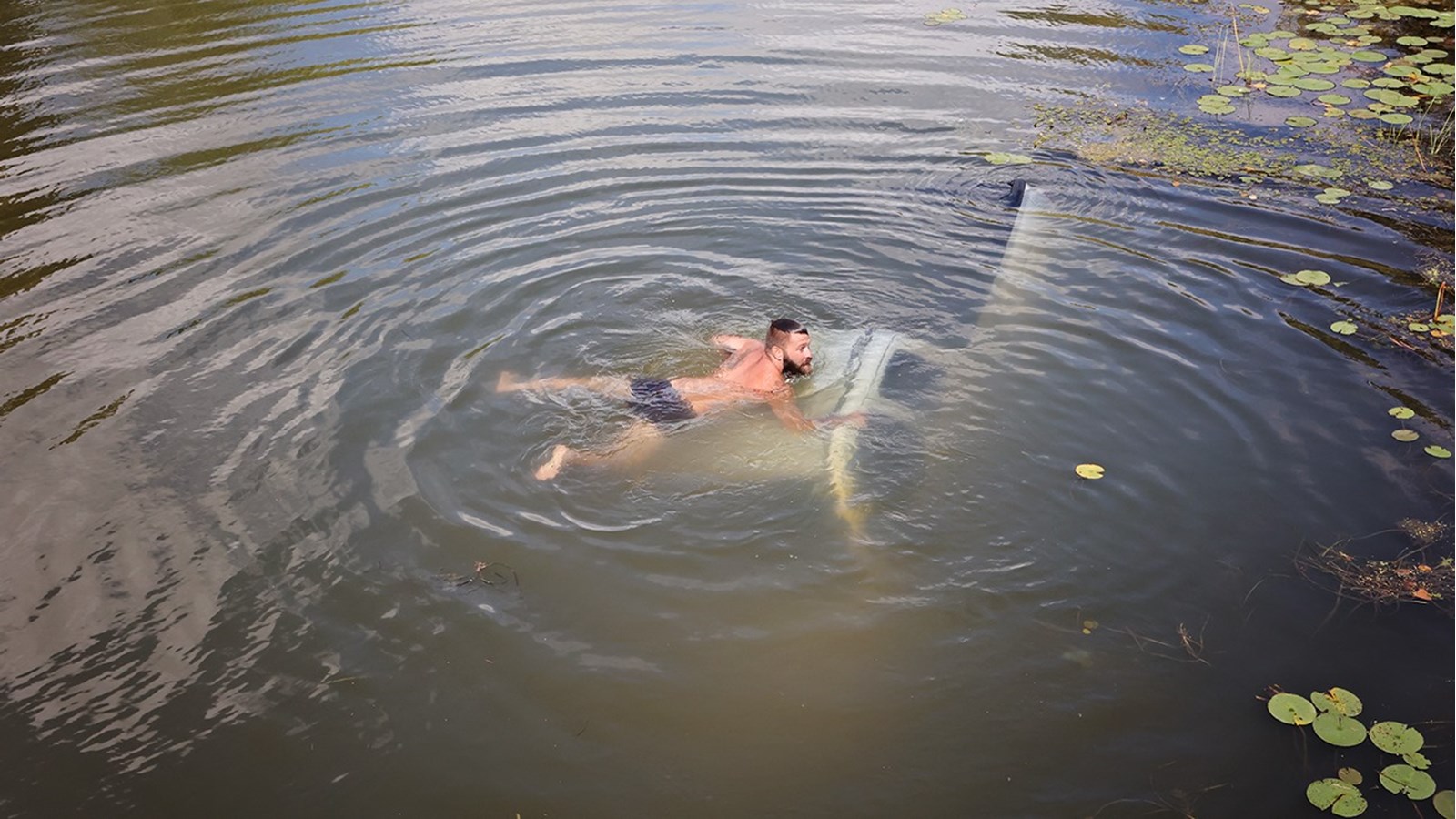 Une course au dépanneur se termine... à l'eau!