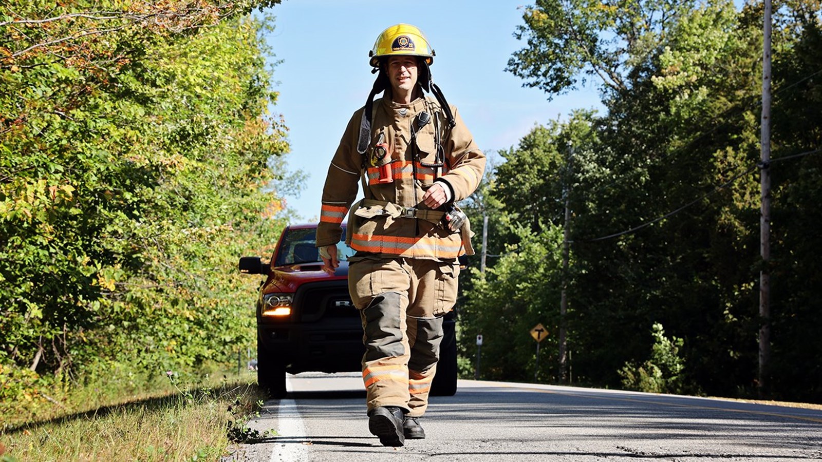 Emmanuel Lemieux et Isabelle Gonthier se relaient pour marcher les 34,3 km qui séparent les casernes de Hudson et Saint-Télesphore en mémoire des 343 pompiers décédés le 11 septembre 2001