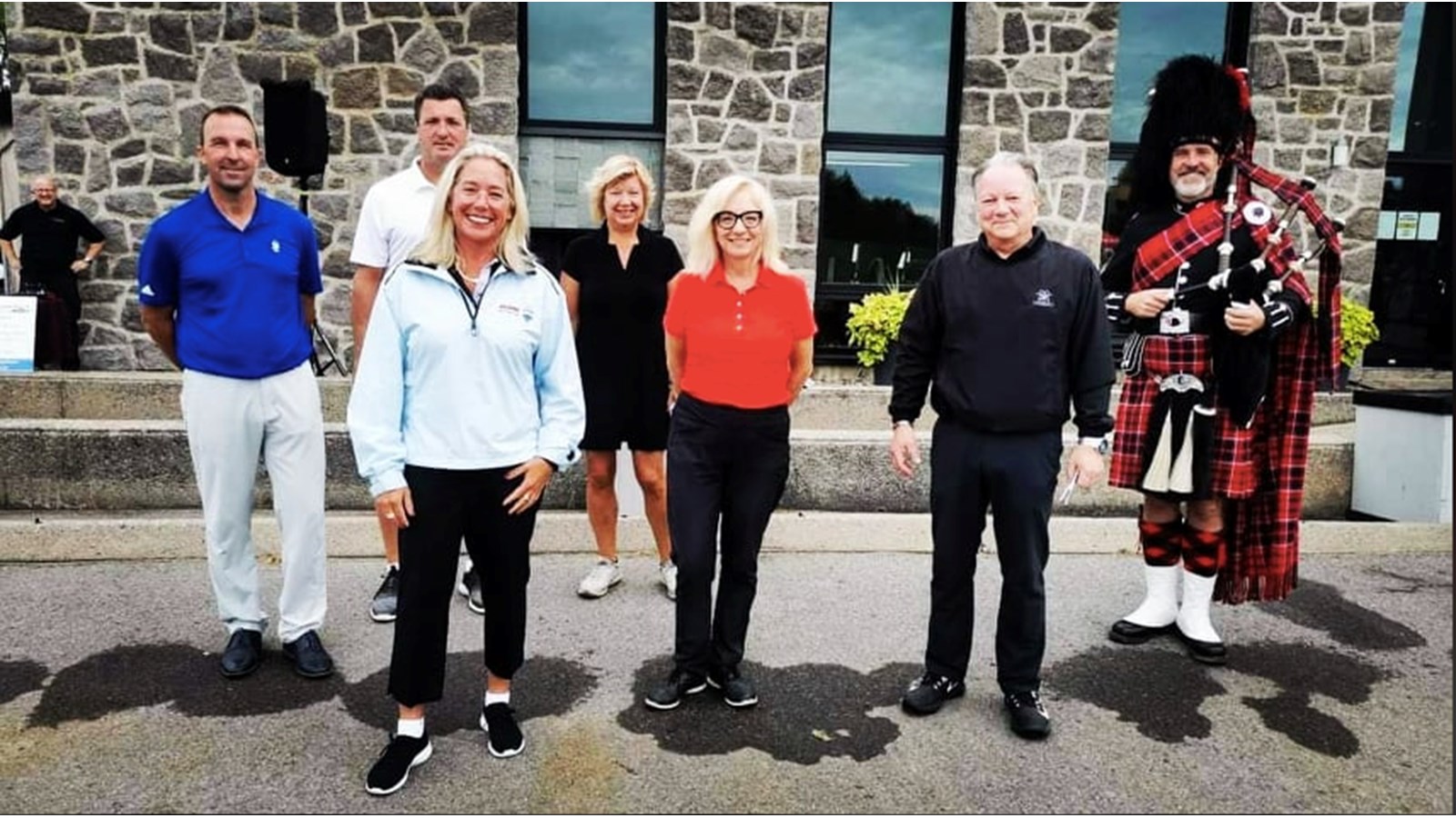 Sur la photo, on note la présence de la présidente d'honneur du Tournoi, Caroline Sallette, courtier immobilier, mais aussi des co-présidents Jean St-Pierre et de Stéphane Richer. On retrouve aussi la présidente du C.A. de la MSPVS, Anne Lauzon et des représentants de l'organisme qui ont pris la pose avant le départ