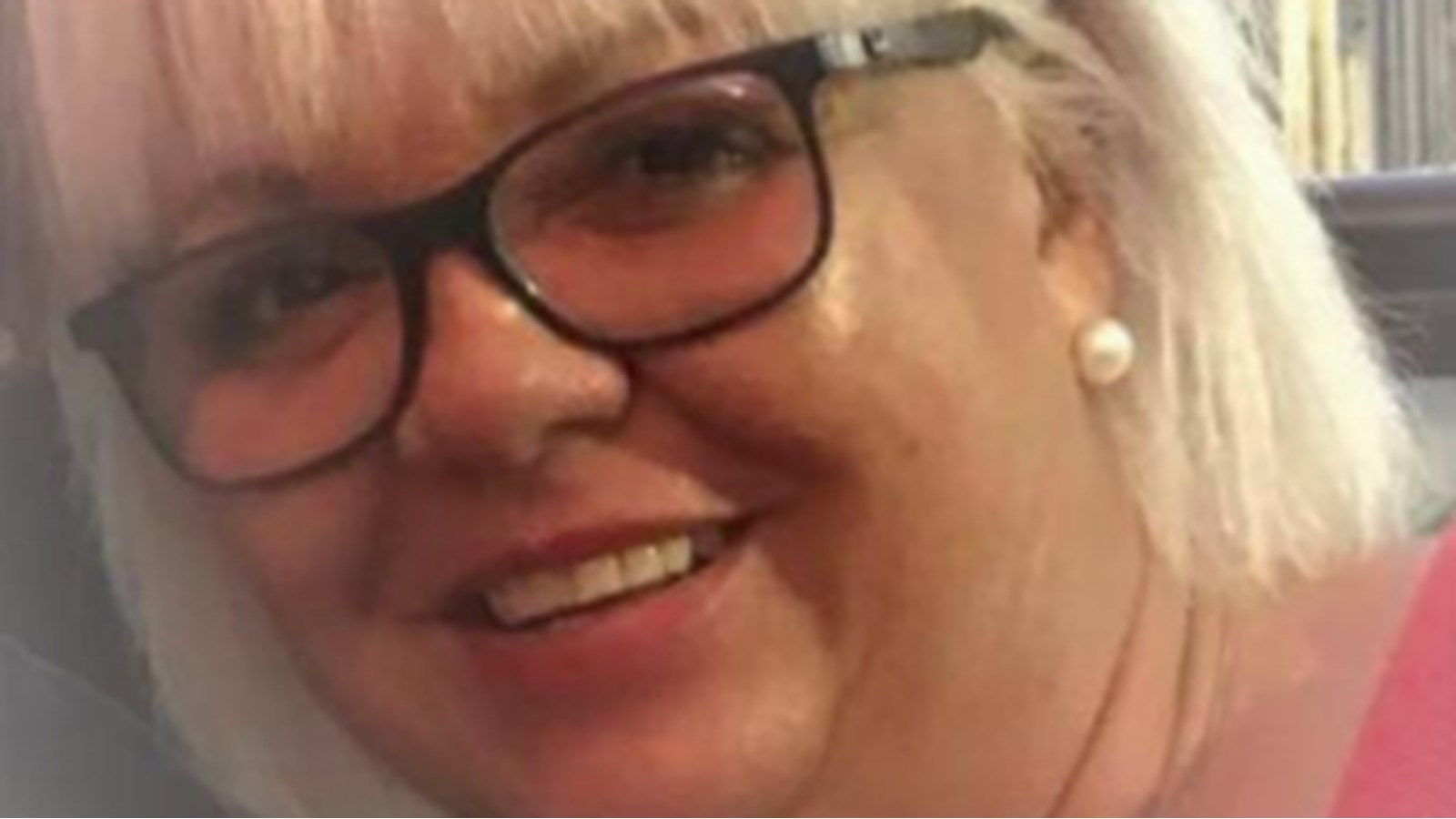 Une femme d'affaires saute dans la course dans le district 5 