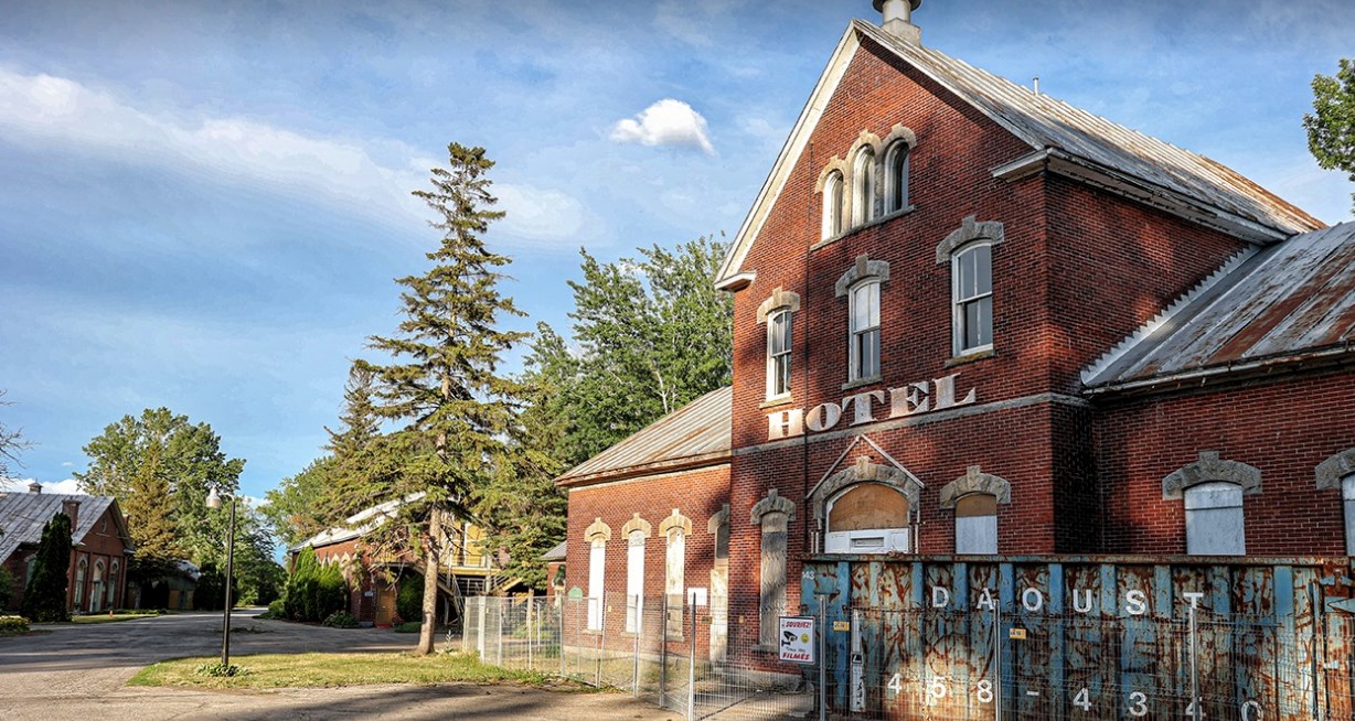 Le site des Ateliers de Pointe-des-Cascades renaît et devient le Village des Écluses