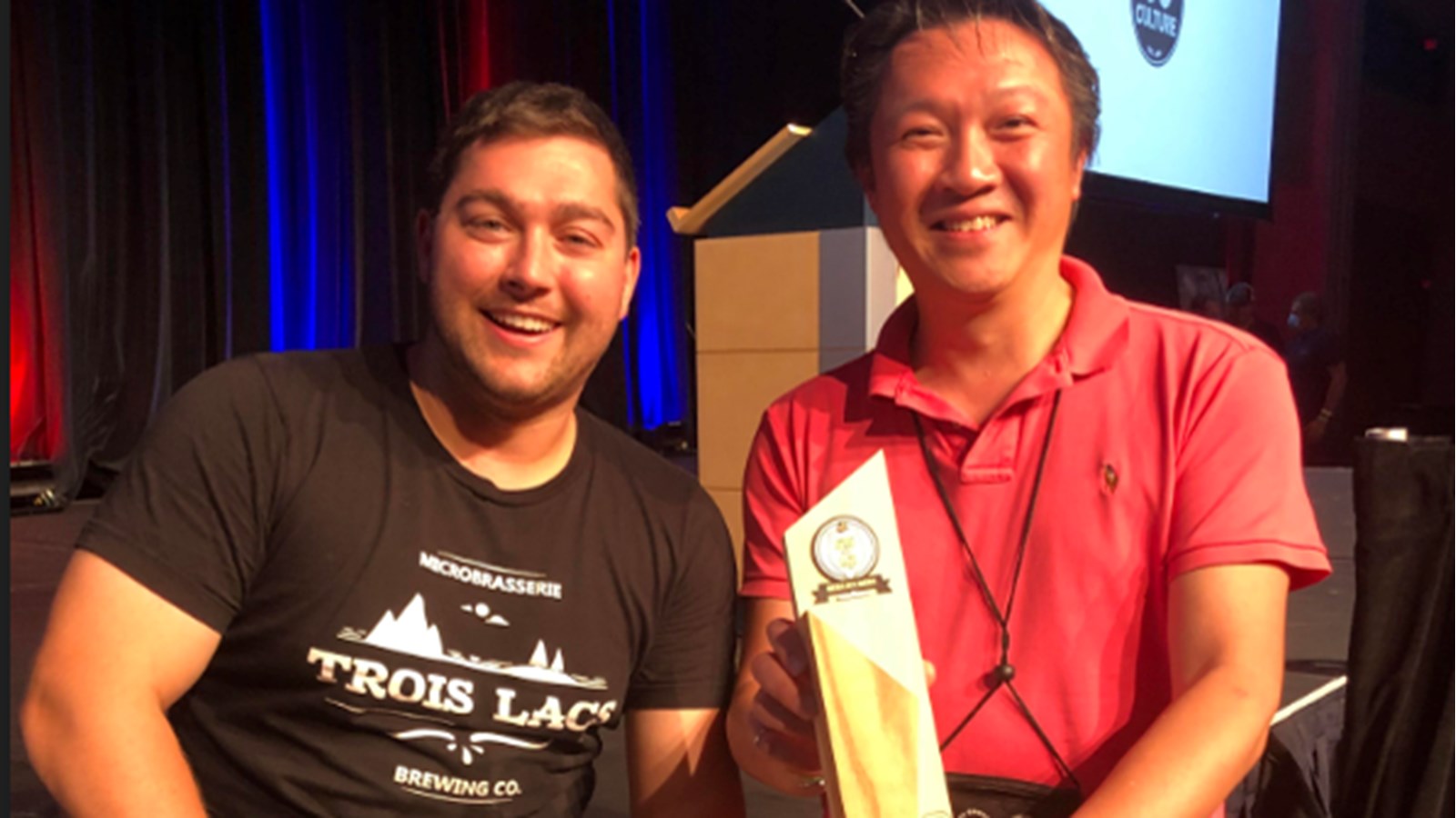 Michel Chen, copropriétaire de la Microbrasserie Trois Lacs prend la pose avec le brasseur de l'entreprise 