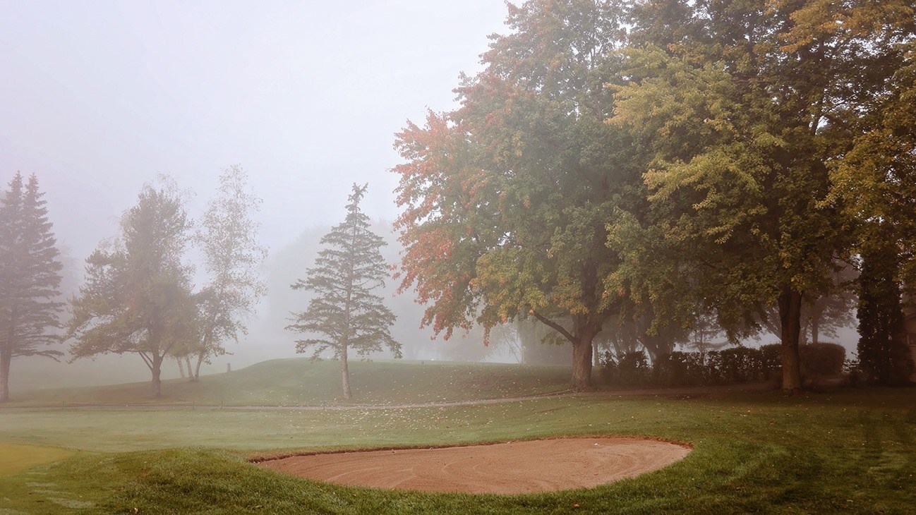 Le club de golf Rivière-Rouge à Coteau-du-Lac par une journée brumeuse d'octobre. 