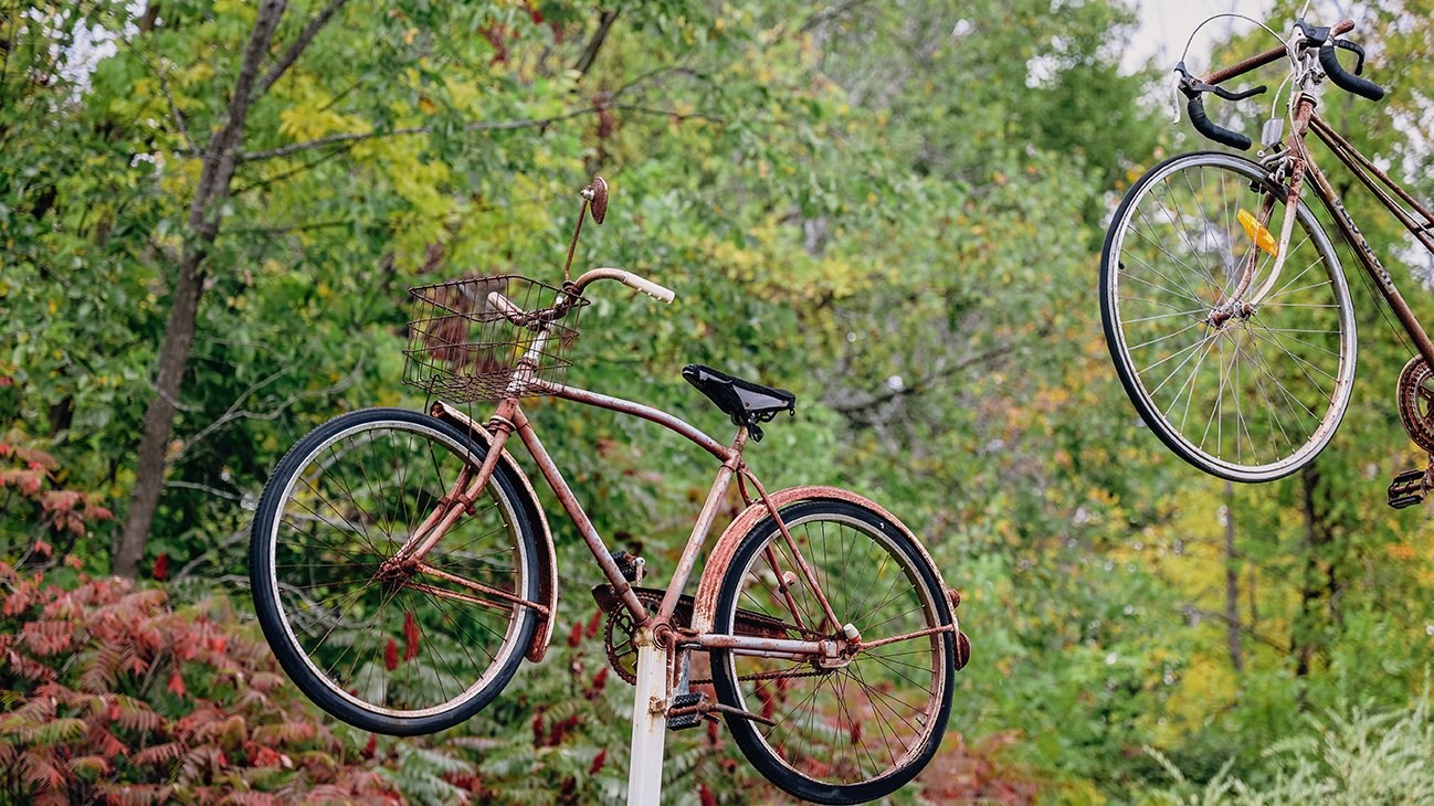 Deux vélos montés dans les airs dans un parc à l'extrême est de la municipalité de Rigaud sur le chemin de la Ligne.