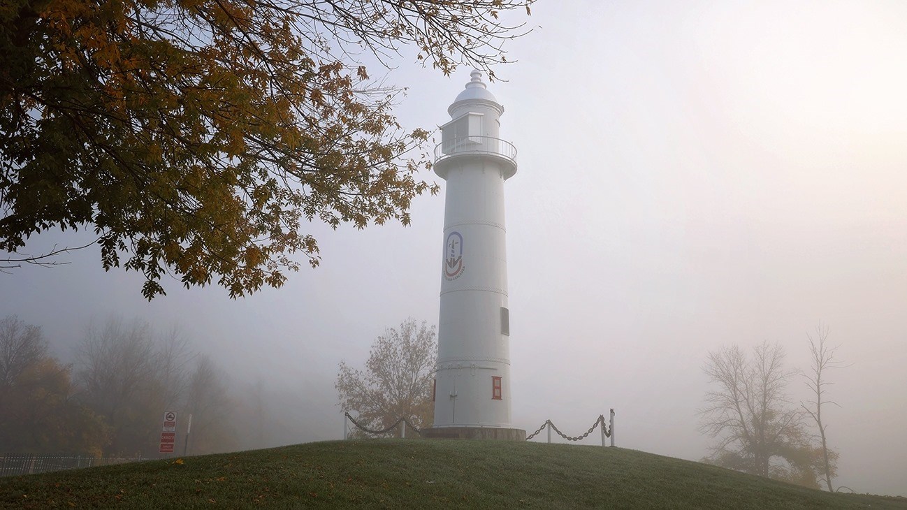 Le phare de Pointe-des-Cascades, au parc des Ancres, traversant la brume qui s'est installée dans la région en ce matin du début du mois d'octobre. 