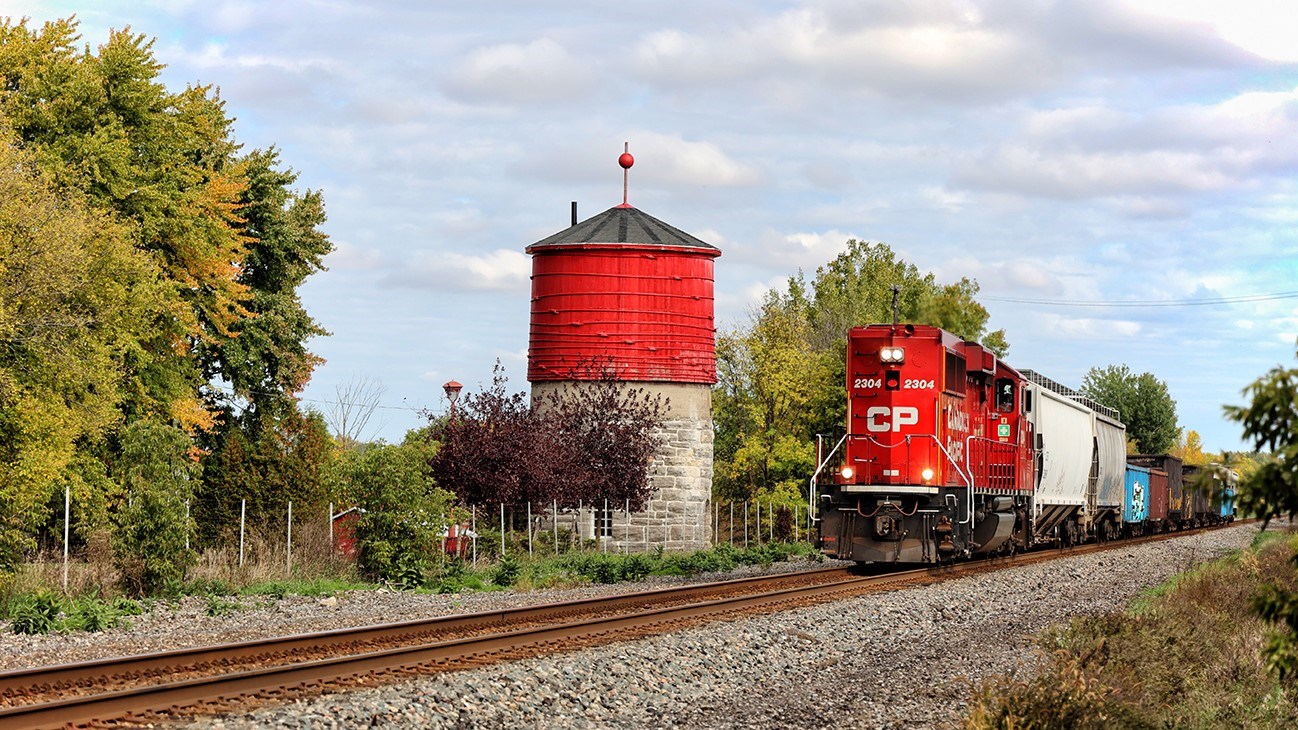 Le train du Canadien Pacifique, passant près d'une ancienne tour d'eau à Dalhousie, qui alimentait les trains à vapeur à une autre époque. 