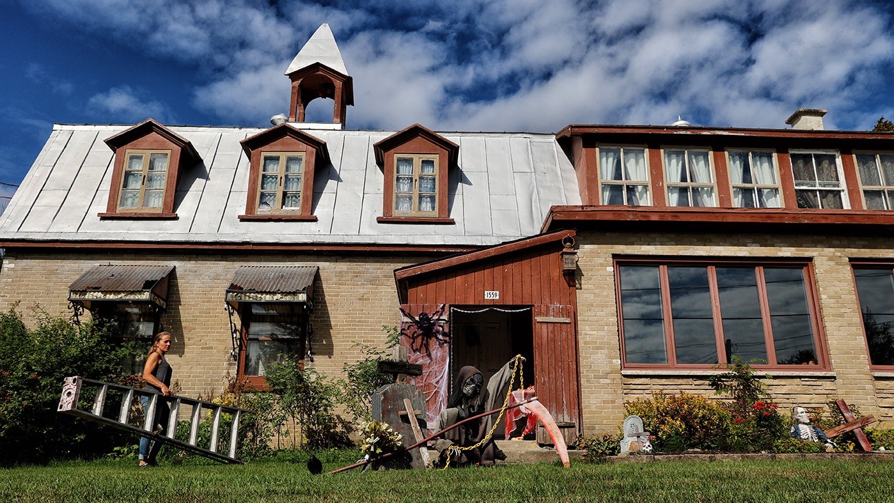 Michelle Hallé, résidante de cette ancienne école construite en 1874 à Saint-Télesphore, en préparation pour l'Halloween. 
