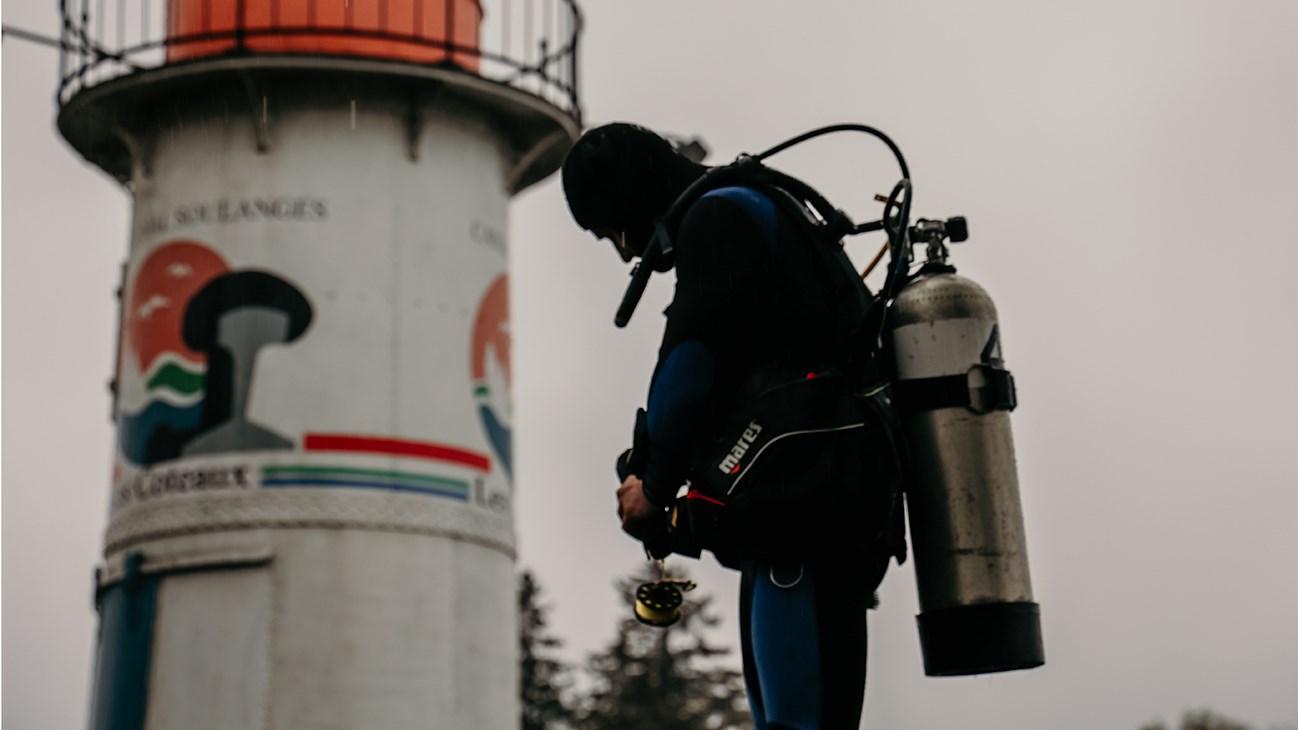 Un plongeur du Comité ZIP du Haut-Saint-Laurent en opération à l'embouchure ouest du canal de Soulanges pour un projet artistique (voir article).