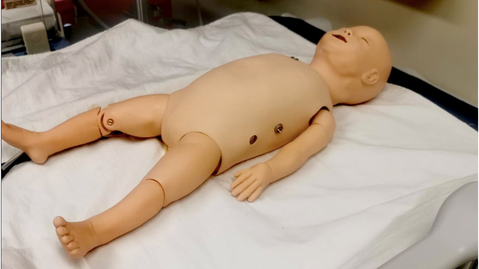 Des mannequins qui prennent l’apparence de poupons sont aussi présents au centre de simulation pour que les étudiants puissent se pratiquer à les manipuler