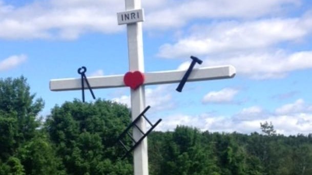 La croix de chemin située au 3500 6e rang Ste-Justine de Newton après restauration