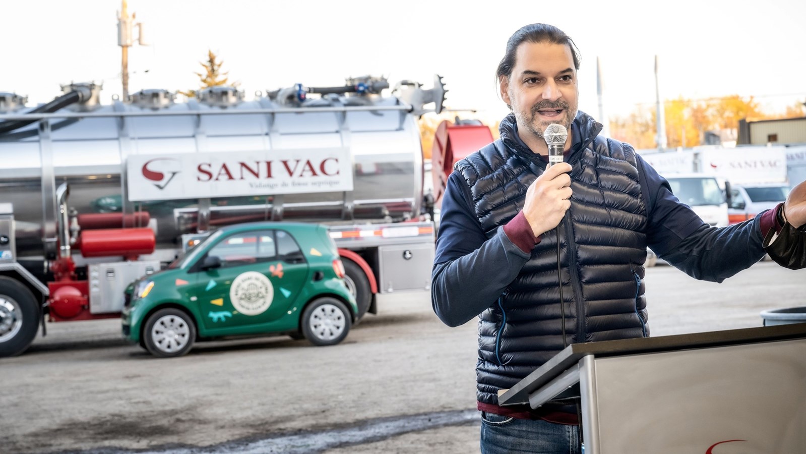 Les employés de Sanivac donnent un chèque de 30 000 dollars au camp de jour Centre Notre-Dame-de-Fatima