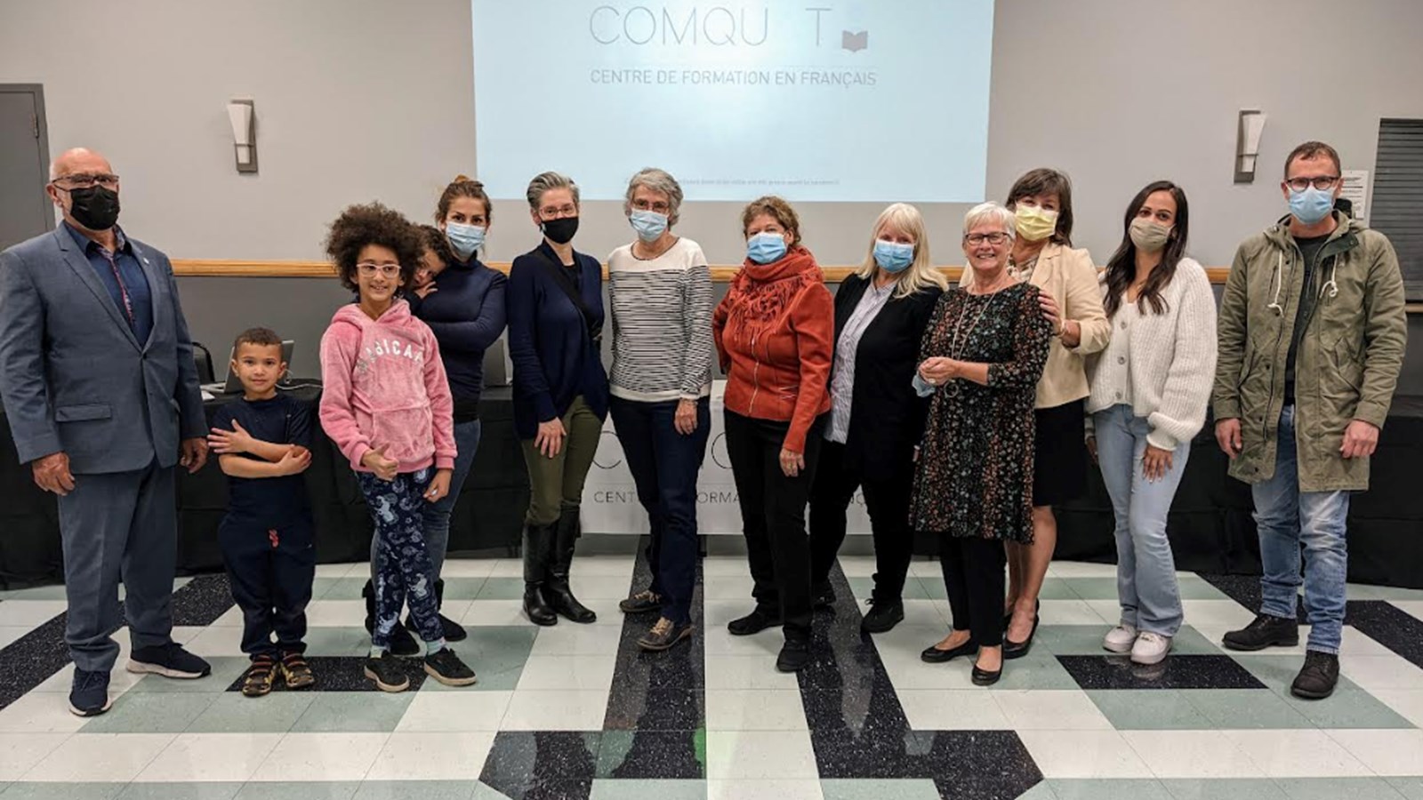 De gauche à droite : Yvan Cardinal, Kawtar Bhaima et sa petite famille,
Isabelle Leduc, Jocelyne Bouillon, Nathalie Labonté, Suzanne Price, Denise
Bergeron, Sylvie Pelletier, Daniella Saez et Dominic Bouffard