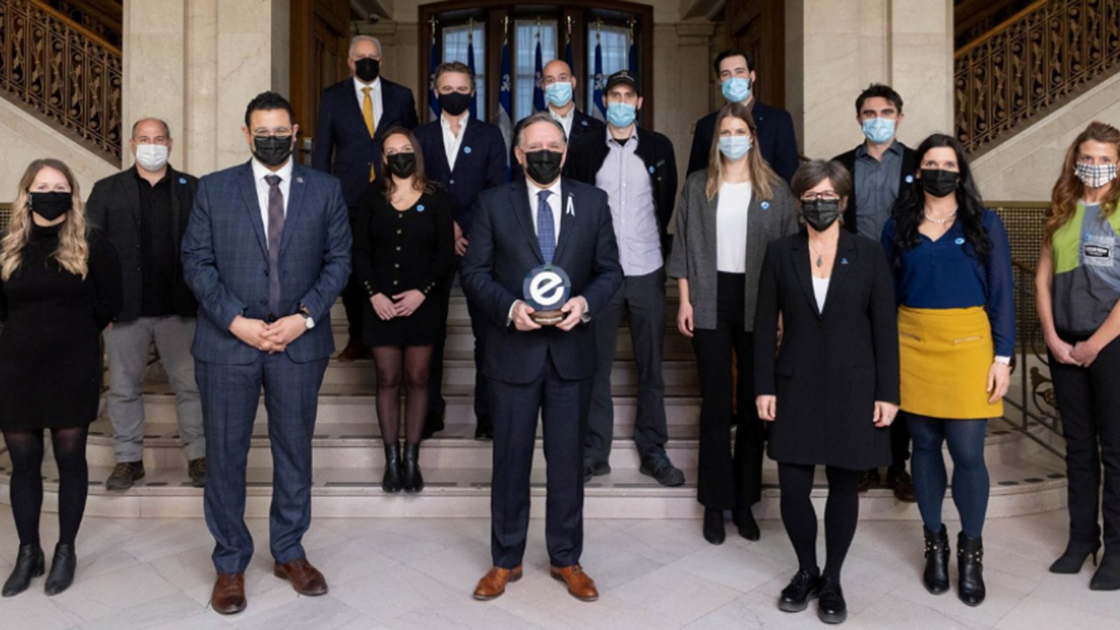 Le premier ministre du Québec, François Legault, et Samuel Poulin, adjoint parlementaire du
premier ministre pour le volet jeunesse, ont honoré en personne les lauréats Création d’entreprise, Réussite inc. et Faire affaire ensemble de la 23e édition du Défi OSEntreprendre, accompagnés de Manon Théberge, présidente-directrice générale d’OSEntreprendre.